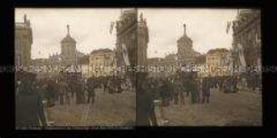 Menschenmenge am geschmückten Alten Markt, Rathaus im Hintergrund, Potsdam