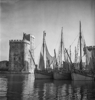 Der Hafen von La Rochelle, links der Tour Saint-Nicolas (Aufnahme im Rahmen der Fotokampagne im besetzten Frankreich)
