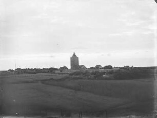 Wehrturm : Blick über bestellte Felder zu einem Wehrturm