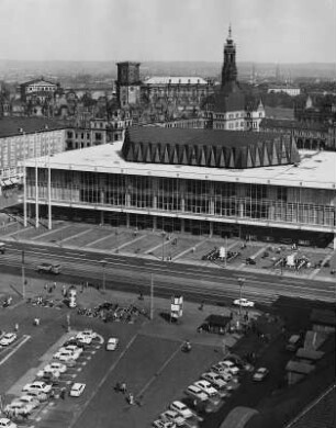 Dresden. Blick auf den Kulturpalast, im Hintergrund Residenzschloss und Hofkirche