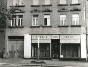 Wurzen. Wohnhaus mit Laden, Karl-Marx-Straße 1b (1870/1880). Teilansicht der Fassade mit Tordurchfahrt und Laden