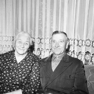 Westphal, Gustav und Maria, geborene Schwengler: geboren 1887 und 1888: Einwohner von Langelohe: Aufnahme aus Anlass ihrer Diamantenen Hochzeit am 14. November 1969