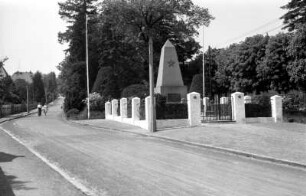 Deutsche Demokratische Republik. Gedenkstätte mit Obelisk für die Gefallenen der Roten Armee an einer innerörtlichen Straße