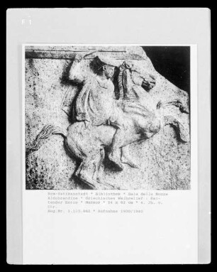 Griechisches Weihrelief: Reitender Heros