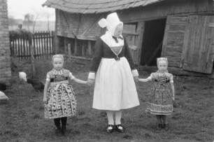Konfirmandin und Mädchen in Schleifer Tracht. : Konfirmandka z holcomaj w Slepjanskej drasće.