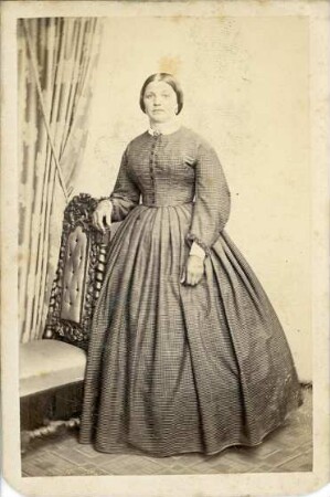 Fotografie einer stehenden Dame
