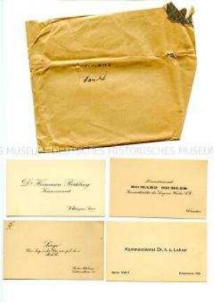 Umschlag mit 17 Visitenkarten aus dem Büro des Reichskanzlers Wilhelm Marx, Umschlag mit eigenhändiger Aufschrift "Finanz / Handel" - Sachkonvolut