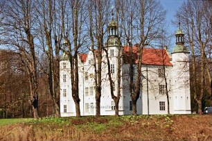 Süd- und Ostfassade, davor Lindenreihe und äußerer Schlossgraben, 15. April 2010