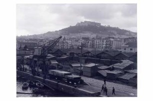 Neapel. Blick von einem Hochseepassagierdampfer der Hapag über den Hafen zum Monte Calvario mit Castel Sant’Elmo