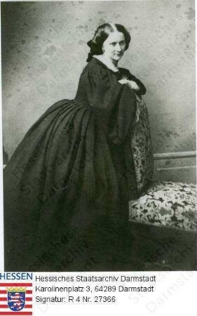 Seinsheim, Anna Gräfin v. (1831-1925) / Porträt, mit den Unterarmen auf eine Stuhllehne gestützte, linksgewandte, vorblickende Ganzfigur