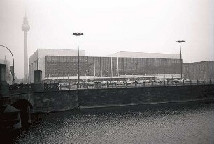 Berlin: Ost; Kulturpalast am ehemaligen Schlossplatz; über die Spree gesehen