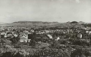Clermont-Ferrand. Blick nach Südosten über die Stadt zum Plateau von Gergovia