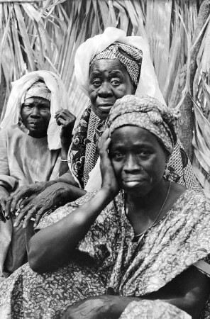 Portrait von drei Frauen während einer traditionellen Initiationszeremonie, Gambia