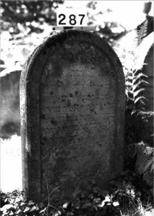 Grabstein 287 (Index: 100085091) Maße HxBxT: 98x58x10 cm Beschreibung: Stele, Rundbogenabschluß, Schriftfeld eingetieft: Grabstein 287