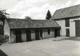 Medingen, Weixdorfer Straße 5. Bauernhof (1801/1850). Hofansicht des Schuppens