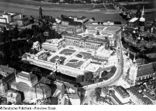 Dresden: Zwinger mit Gemäldegalerie und Theaterplatz von Südwesten. Luftbild-Schrägaufnahme