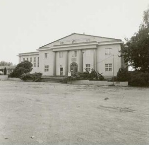 Sportzentrum : Beeskow (Landkreis Oder-Spree), Bertholdplatz. Sportzentrum. Haupteingangsfront