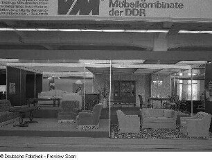 Ausstellungskojen mit Wohnzimmermöbeln aus dem VEB Polstermöbelkombinat Oelsa-Rabenau