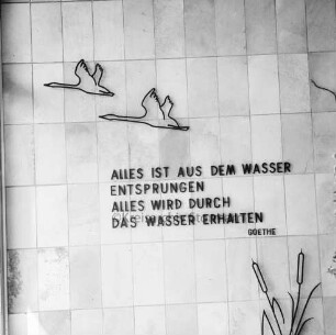 Klein Barnitz: Wasserwerk Klein Barnitz des Wasserbeschaffungsverbands Reinfeld-Land: Innenansicht: Kachelwand im Eingangsbereich mit Wanddekoration