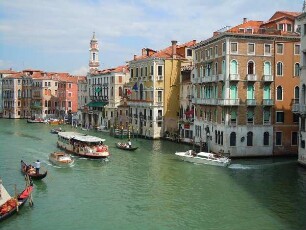 Venedig - Boote auf dem Kanal Grande : Blick von der Rialtobrücke auf den Kanal Grande. Aufgenommen am 8. August 2011 in Venedig