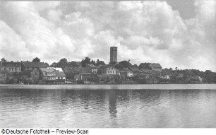 Reisefotos. Stadtteilansicht über ein Gewässer