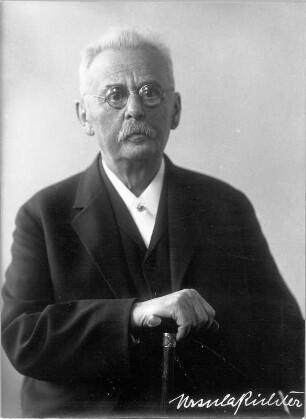 Architekt und Kunsthistoriker Cornelius Gurlitt : Porträt Cornelius Gurlitt (1850-1938; Architekt, Kunsthistoriker). Fotografie (Negativabzug auf Papier mit aufgetragenem Autogramm für die Veröffentlichung) von Ursula Richter, Dresden 1929 (anläßlich seines bevorstehenden 80. Geburtstages)