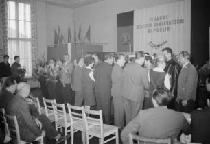 Feierstunde 15 Jahre DDR, Poln. Delegation, Sozial. Brigade Zimmerm., Aktivist Wl. Schmidt