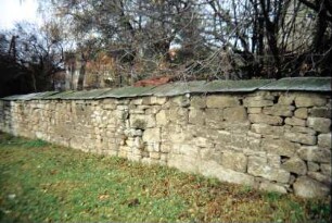 mit Schieferplatten abgedeckte Mauer