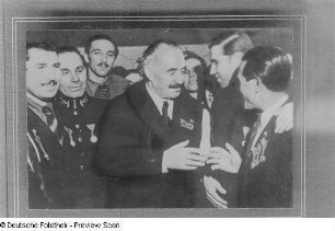 Begrüßung von Georgi Dimitroff und Angehörigen des Militärs