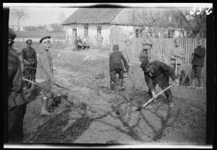 Wirballen (=Virbalis, Litauen): russische Kriegsgefangene mit Spaten bei Straßenreparaturarbeiten ("Straßenbau in Wirballen")