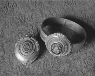 Fingerring und Brosche