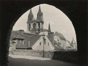 Meißen-Altstadt, Albrechtsburg (1471-1485; Arnold von Westfalen). Blick durch den Torweg des Burglehn gegen Türme des Doms