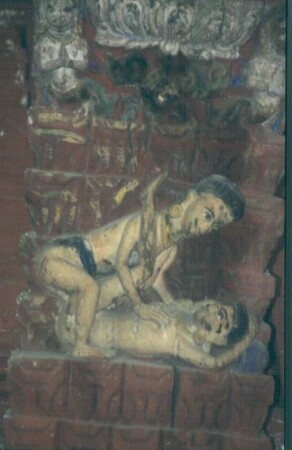 Erotisches Relief : Erotisches Relief. Holz, geschnitzt, farbig gefasst (vor 1563). Kathmandu, Jagannath Tempel