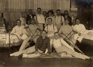 Erster Weltkrieg - Lazarett III Gewerbeschule Karlsruhe. Verwundete mit Schwestern und Pflegern