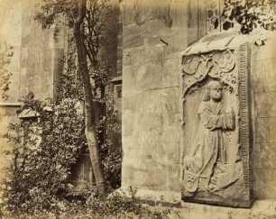 Studien an der gotischen Peterskirche in Heidelberg: Alter Grabstein mit kniender Figur