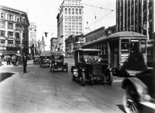 Street market : Street market in San Francisco mit Hochhäusern, Automobilen und Straßenbahnen.