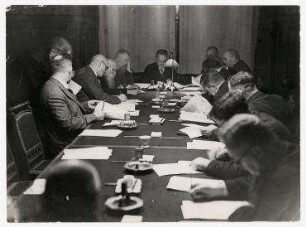 Die erste Sitzung des neuen Ältestenrates fand im Anschluss an die Präsidentenwahl im Reichstag statt, Berlin. von links: Wilhelm Dittmann, N. N. , Carl Herold, Engelbert Esser, Paul Löbe, Geheimrat Galle, Wilhelm Frick, Ernst Torgler