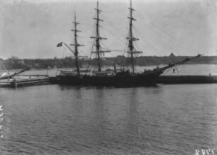 Dänisches Schulschiff : Dänisches Schulschiff mit Hilfsmaschine im Hafen von Rönne.