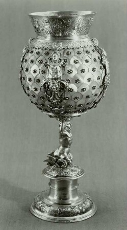 Pokal mit Perlmuttermosaik, von Triton getragen