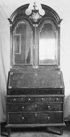 Schreibschrank (geschlossen). Nußbaum, furniert. Sachsen, 1720/1730. Moritzburg: Schloss Moritzburg, Möbel-Vorrat