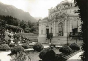 Bayern. Graswangtal. Schloß Linderhof. Seitenansicht aus dem Schloßpark