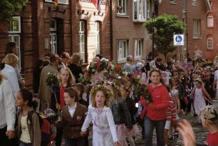 Kindervogelschießen: Umzug am Kirchberg
