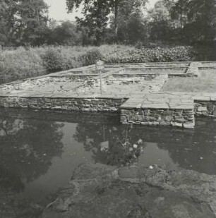 Rodewisch-Obergöltzsch. Sogenanntes Festes Haus Göltzsch (1201/1215), Teil der mittelalterlichen Burganlage. Grundmauern des Festen Hauses Göltzsch (ehemalige Wasserburg). Blick über den Wassergraben