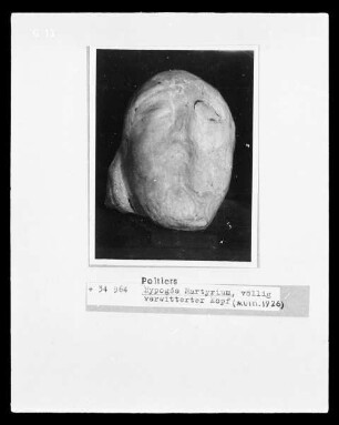 Fragment eines verwitterten Kopfes