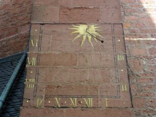 Wallfahrtskirche - Chor von Süden - Strebepfeiler mit aufgemalter Sonnenuhr im Detail