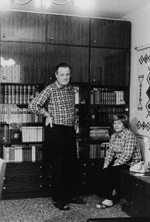Der Publizist Heinz Grote mit Frau in seinem Wohnzimmer