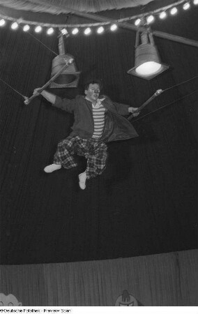 Ein Clown beim Faschingsprogramm "Die Kommödianten kommen" des Circus Aeros