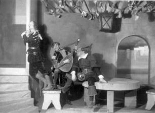 Was ihr wollt. Lustspiel in fünf Aufzügen von William Shakespeare in der Übersetzung von Schlegel. Staatsschauspiel Dresden, Neueinstudierung 03.04.1930 mit Musik von E. Humperdinck : Adolf Wohlbrück als Junker Bleichenwang, Luis Rainer als Narr und Walther Kottenkamp als Junker Rülp