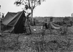 Zeltlager : Lagerplatz mit Zelten. In der Mitte rechts das Zelt von Konrad Voppel, links Zelt von Dr. Gutmann, davor ein Mitglied der Expedition, möglicherweise Dr. Gutmann selbst.