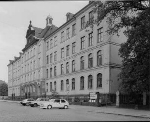 Poliklinik Mickten, Schule